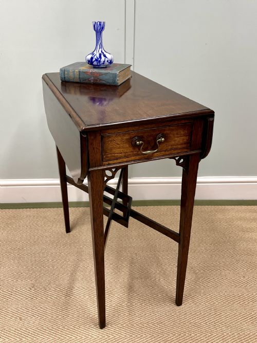 GEORGIAN MAHOGANY PEMBROKE TABLE