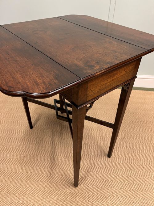 GEORGIAN MAHOGANY PEMBROKE TABLE - ADDITIONAL PHOTO 8