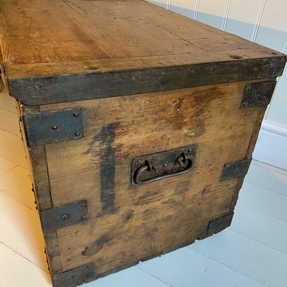 Pine campaign trunk View IV