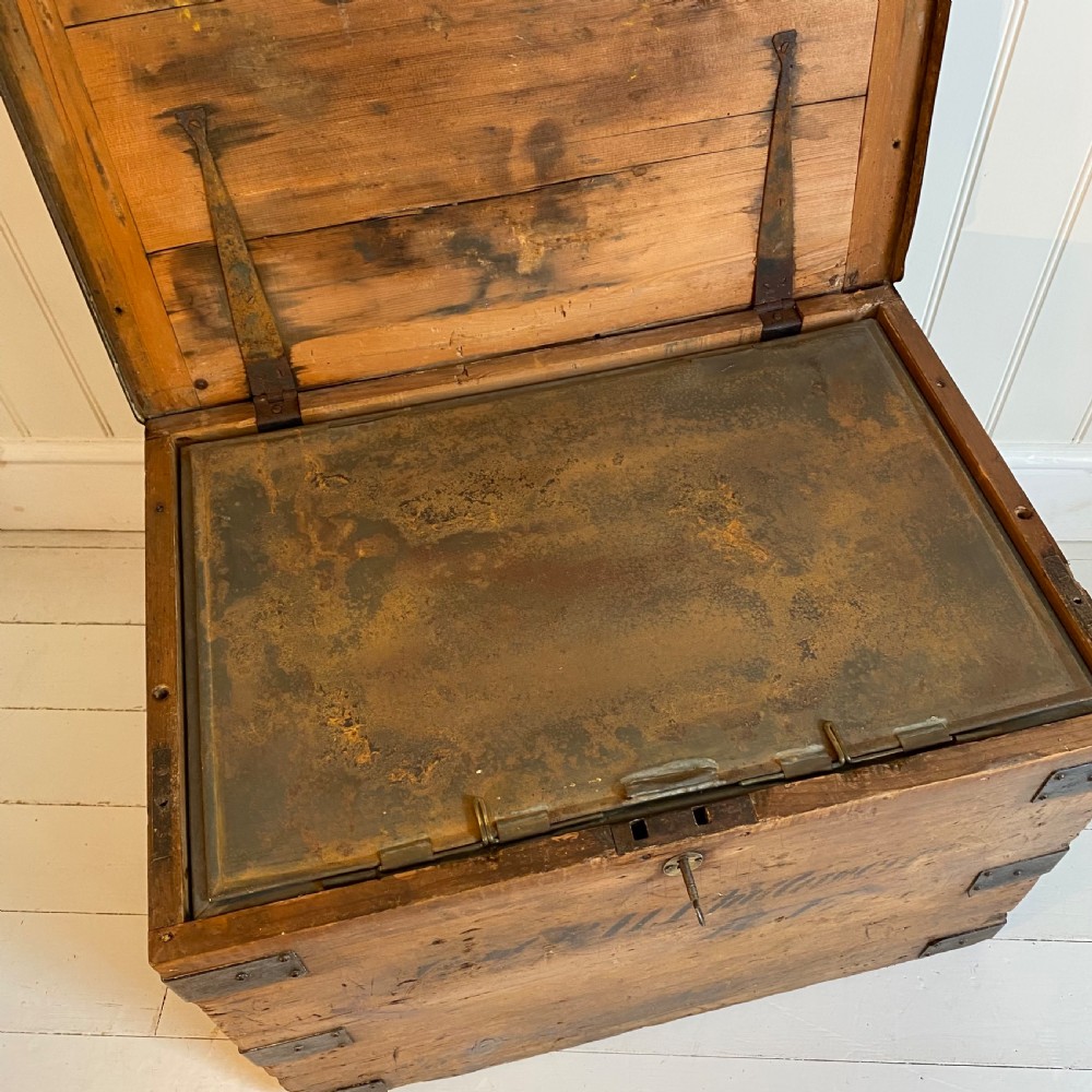 Pine campaign trunk View V