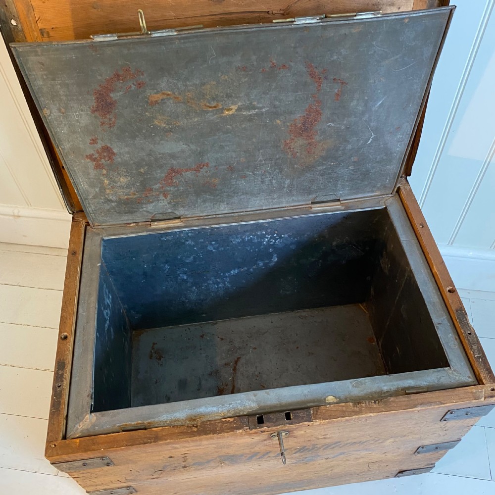 Pine campaign trunk View VI