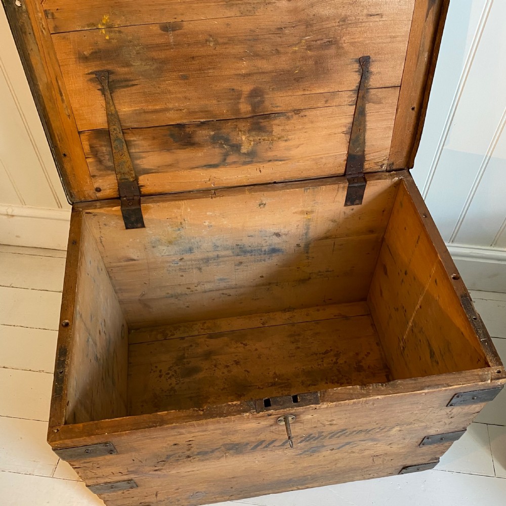 Pine campaign trunk View VII