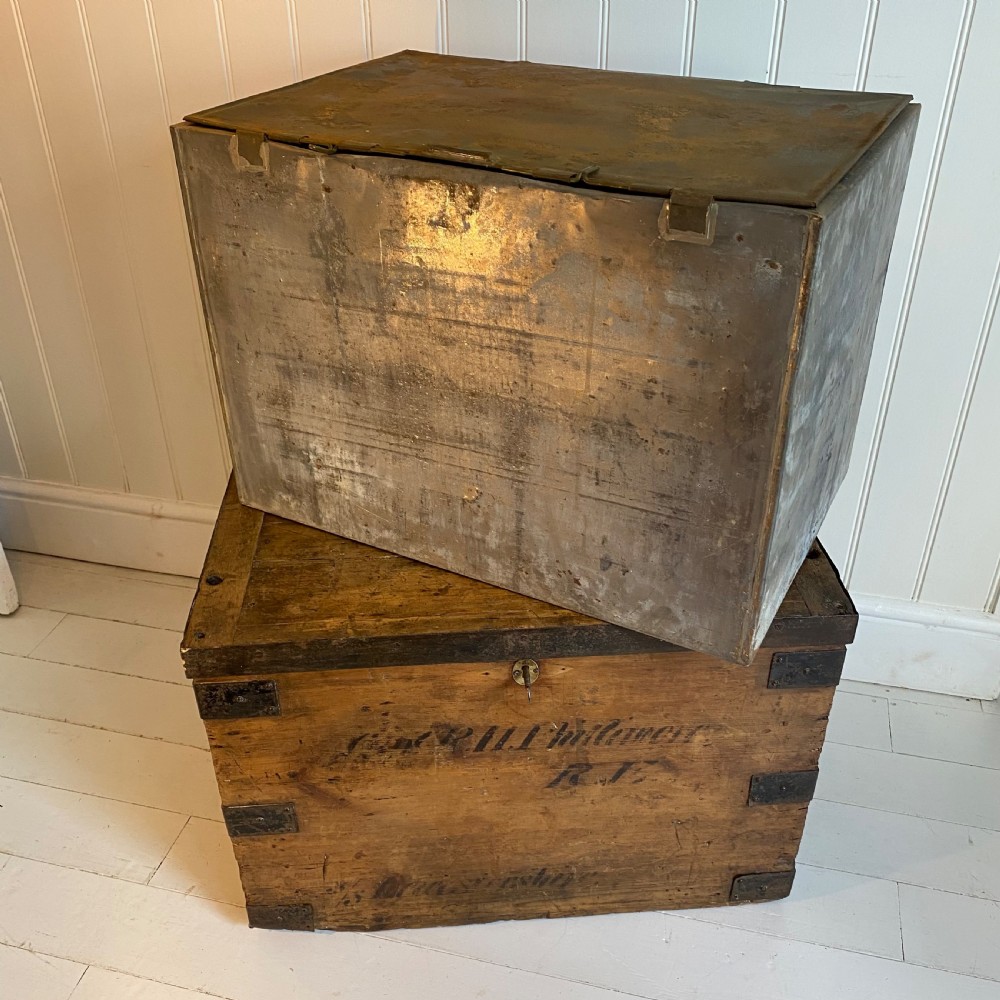 Pine campaign trunk View VIII