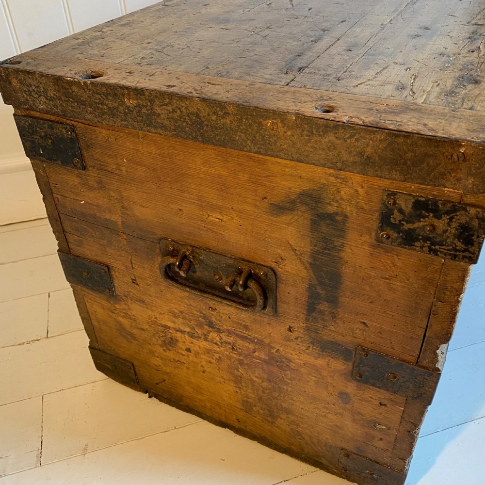 Pine campaign trunk View IX