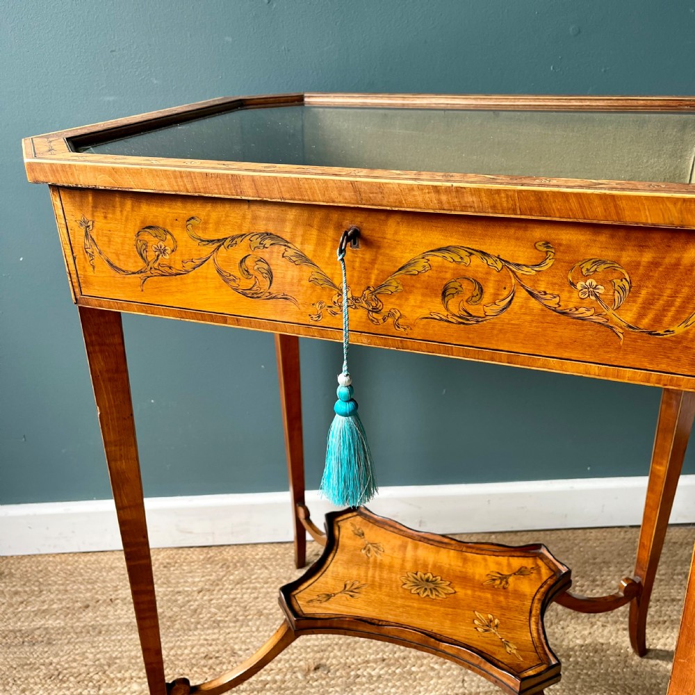 19th century satinwood bijouterie table View VII