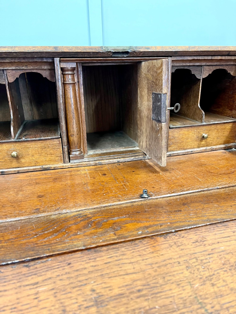 Early 18th century oak bureau  View VIII