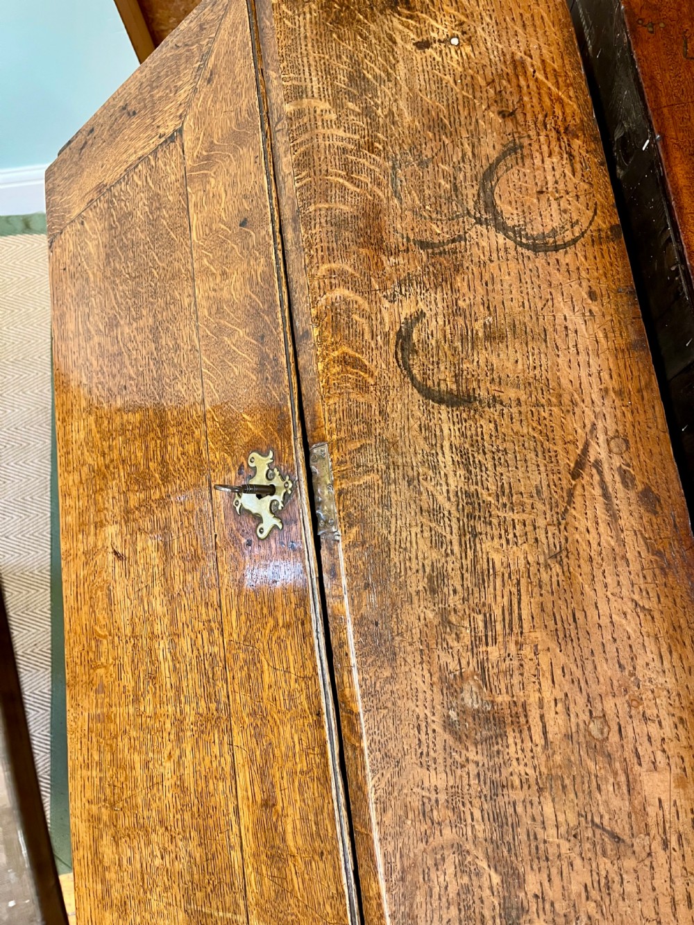 Early 18th century oak bureau  View XXI