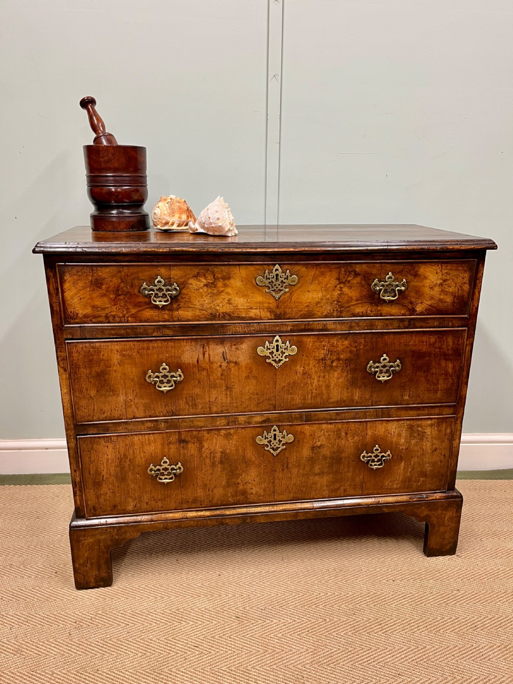 Georgian walnut chest of drawers
