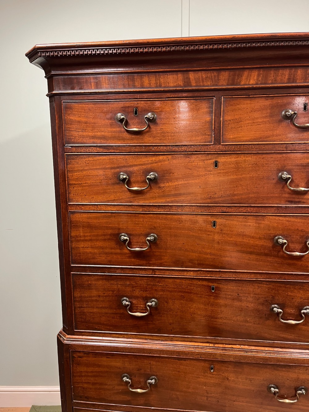 An 18th-century Georgian mahogany chest on chest featuring two short over six long graduated drawers with brass swan-neck handles and ogee bracket feet. View III