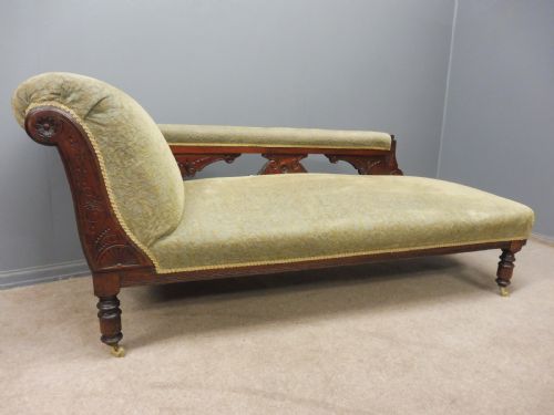 Late Victorian Walnut Chaise Long in Excellent Condition