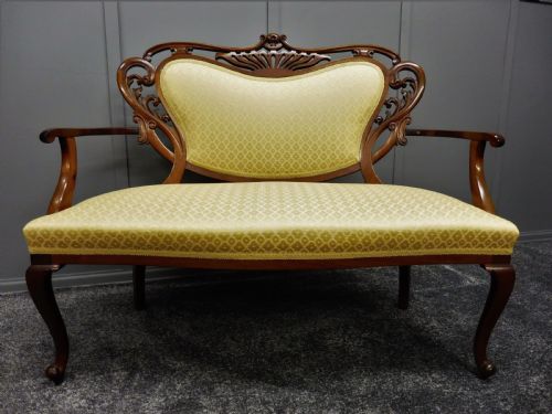 Superb Victorian Walnut Sofa