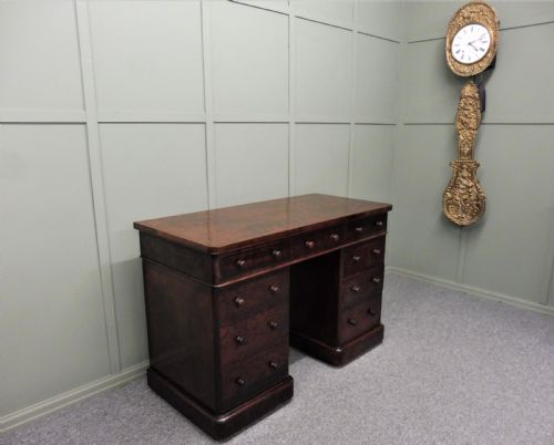Victorian Pedestal Desk in Plum Pudding Mahogany