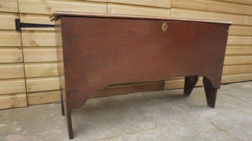 17TH CENTURY OAK SWORD CHEST - ADDITIONAL PHOTO 2