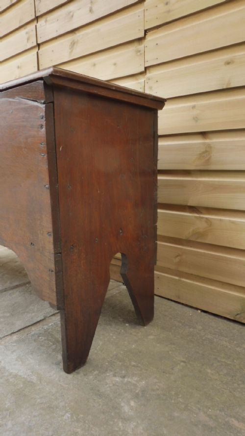 17TH CENTURY OAK SWORD CHEST - ADDITIONAL PHOTO 4