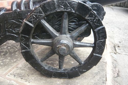 19TH CENTURY SIGNAL OR CEREMONIAL CAST IRON CANNON - ADDITIONAL PHOTO 9