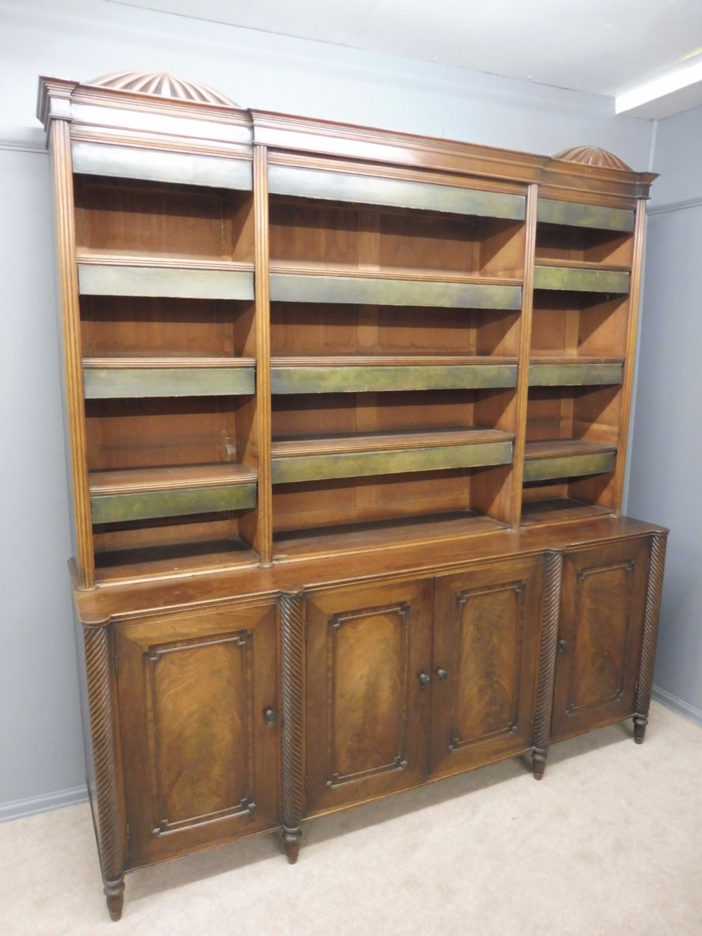 LARGE BEAUTIFUL MAHOGANY COUNTRY HOUSE LIBRARY BOOKCASE CIRCA 1810 View II