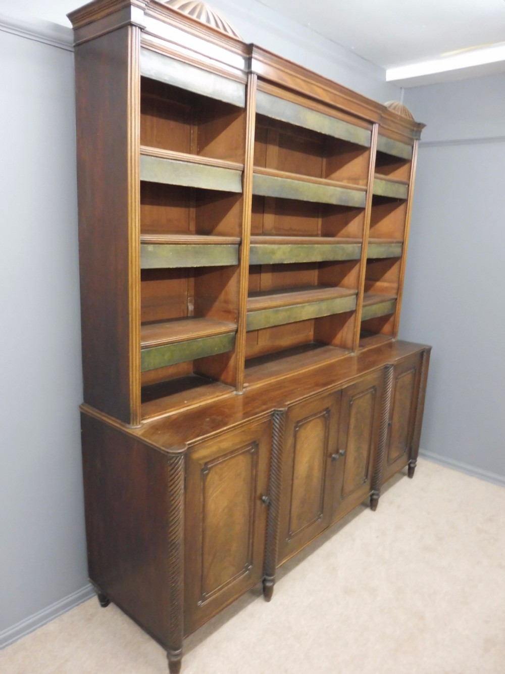 LARGE BEAUTIFUL MAHOGANY COUNTRY HOUSE LIBRARY BOOKCASE CIRCA 1810 View III