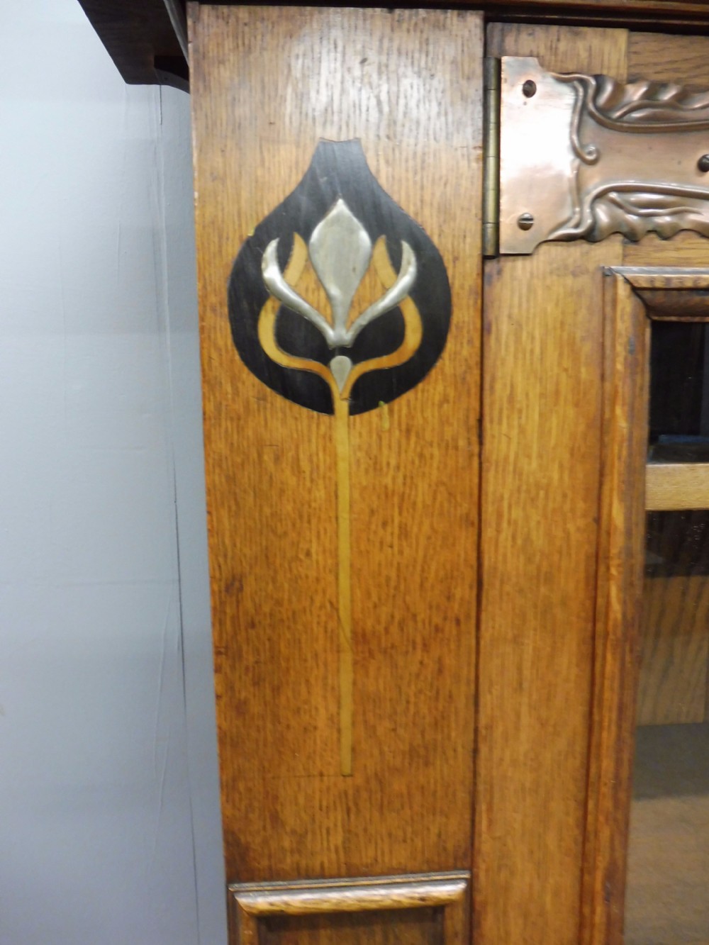 STUNNING ARTS AND CRAFTS OAK INLAID GLAZED BOOKCASE CIRCA 1900 View VII