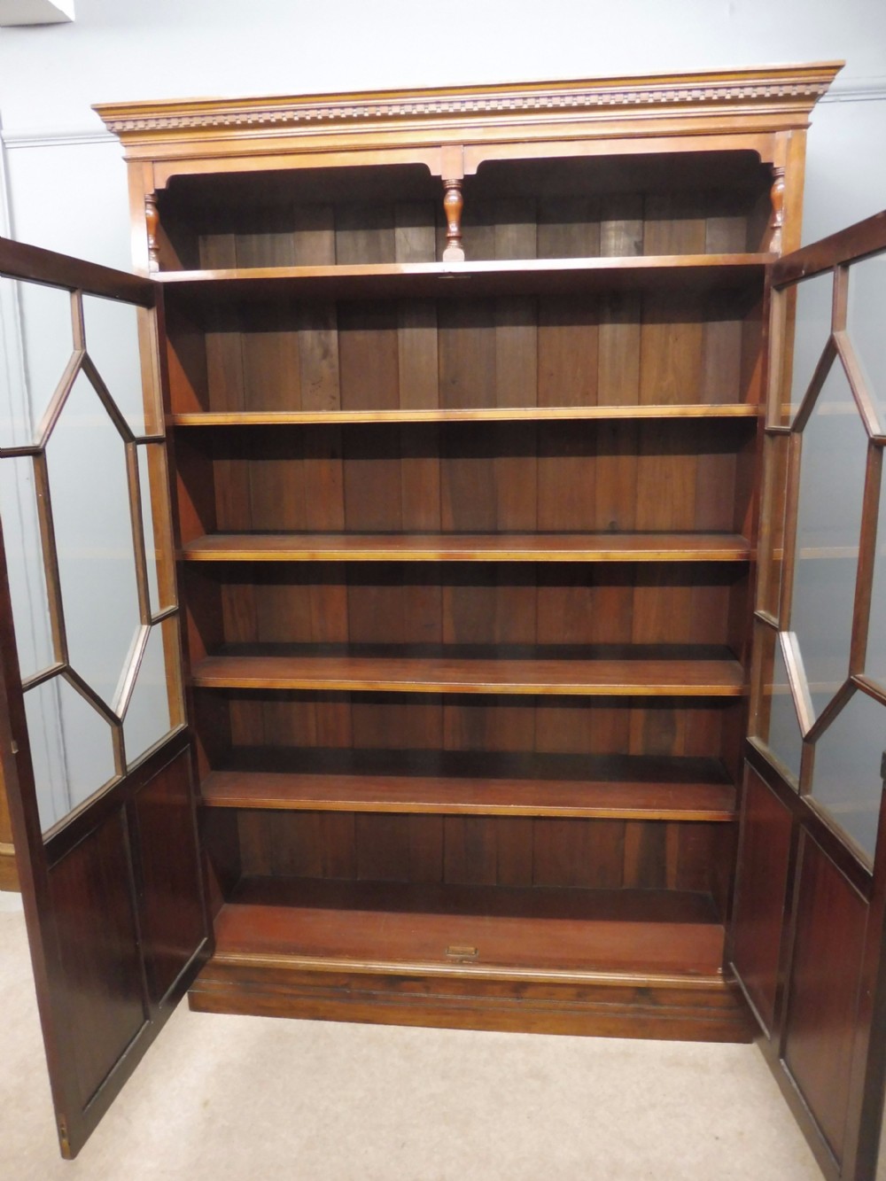 EXCELLENT VICTORIAN MAHOGANY BOOKCASE CIRCA 1900 View II