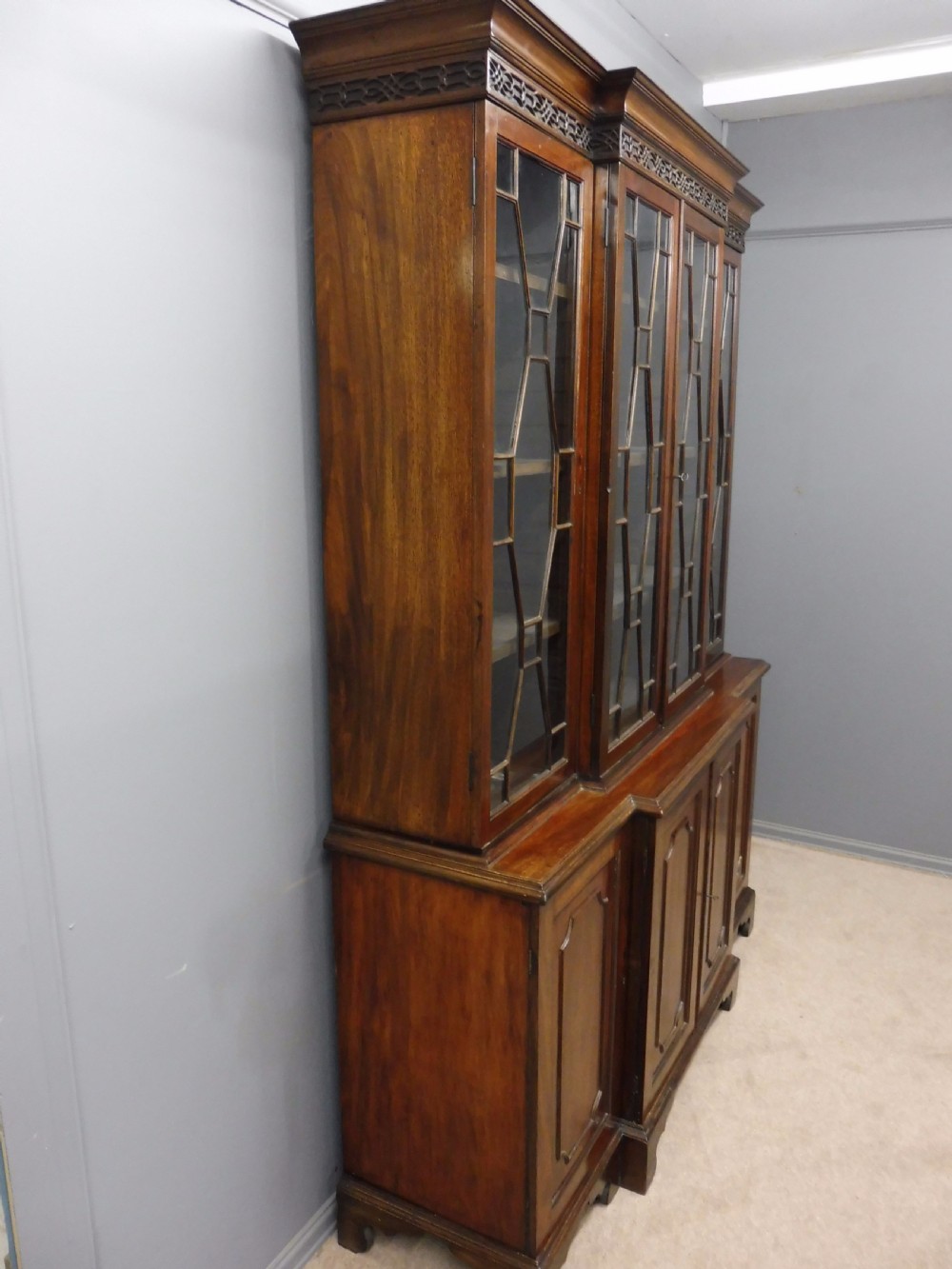 VICTORIAN MAHOGANY BREAKFRONT GLAZED BOOKCASE CIRCA 1900 View IV