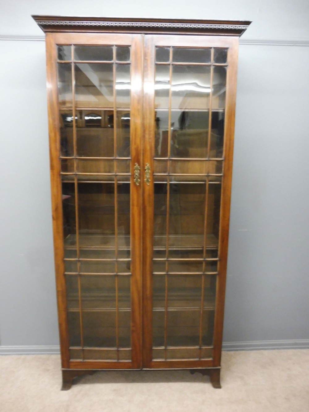 TALL ELEGANT 19TH CENTURY MAHOGANY BOOKCASE