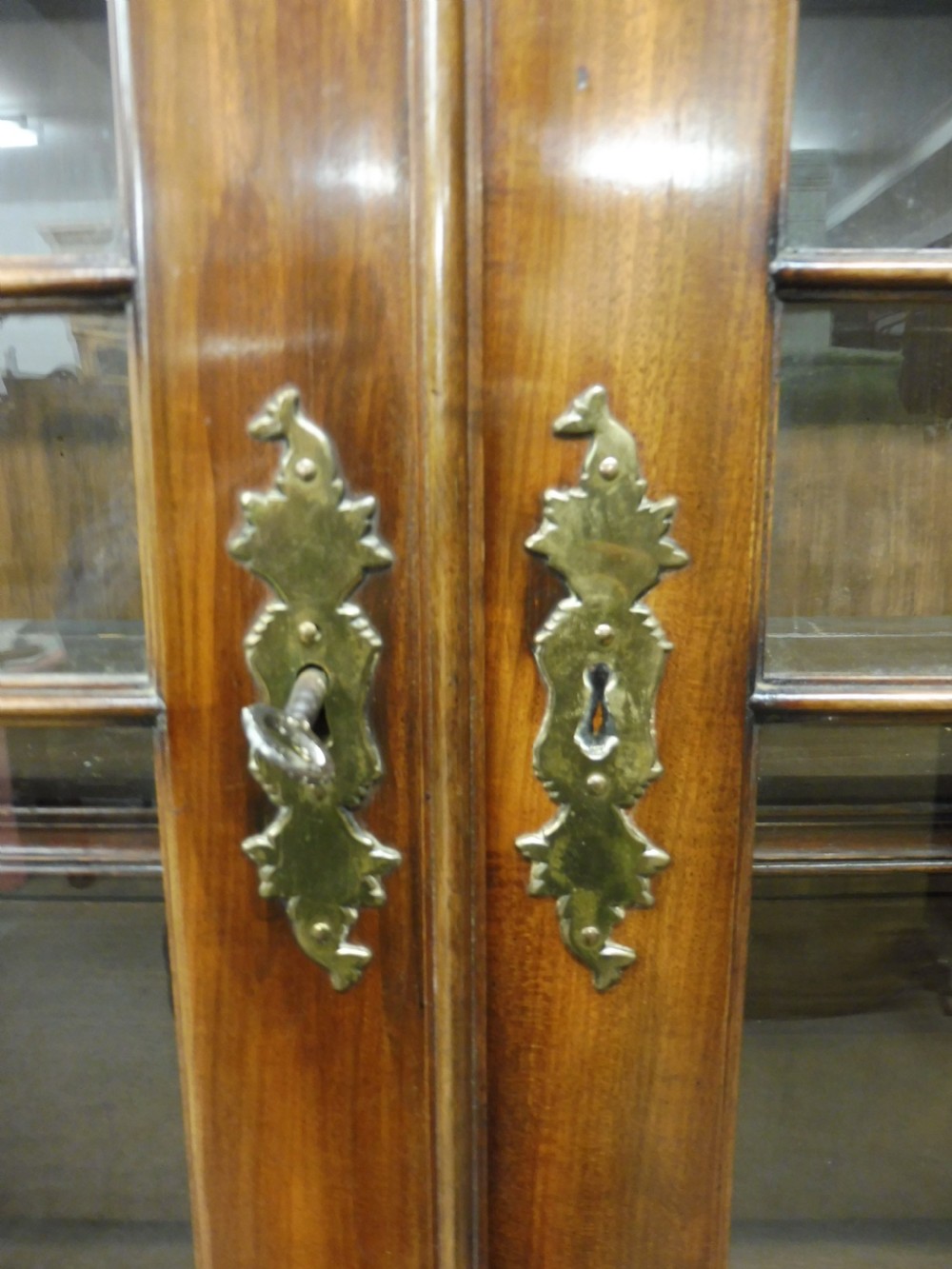 TALL ELEGANT 19TH CENTURY MAHOGANY BOOKCASE View VI