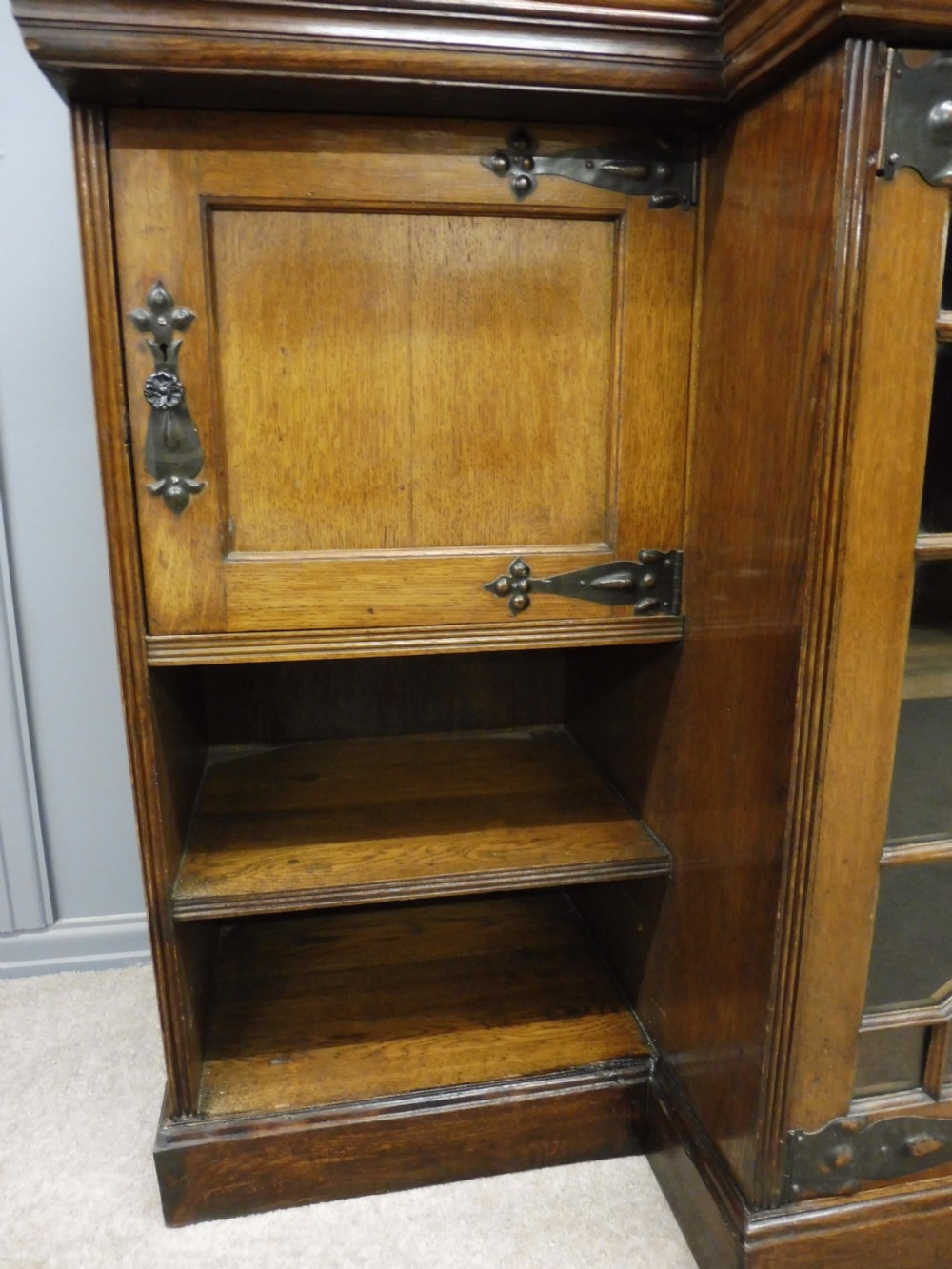 LARGE OAK ARTS AND CRAFTS LIBRARY BOOKCASE  View VII