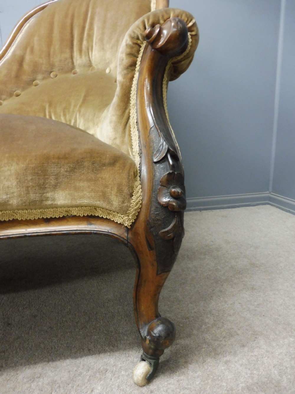 VICTORIAN WALNUT CHAISE LONGUE View IV