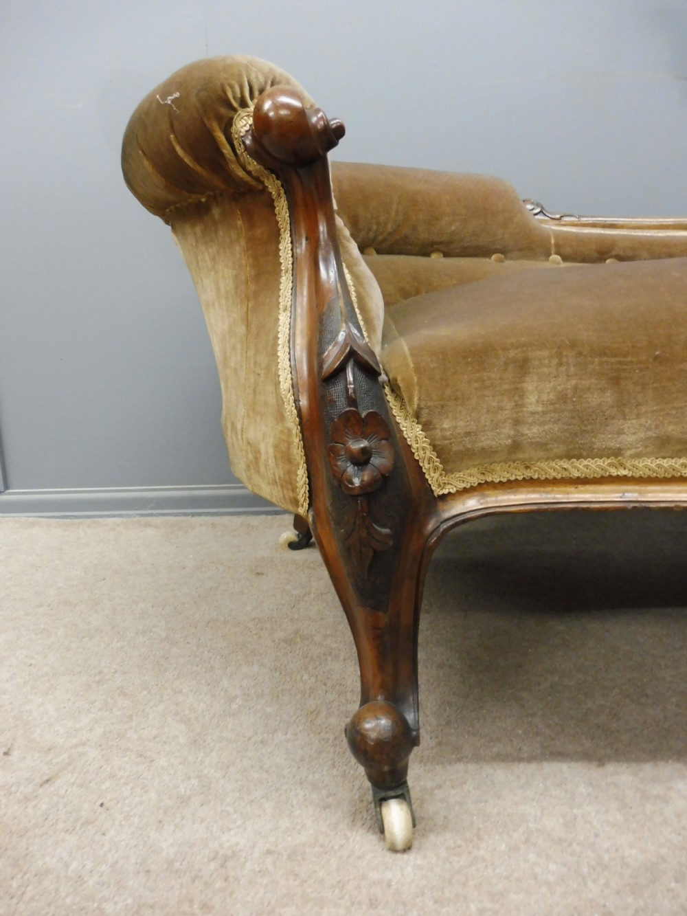 VICTORIAN WALNUT CHAISE LONGUE View V