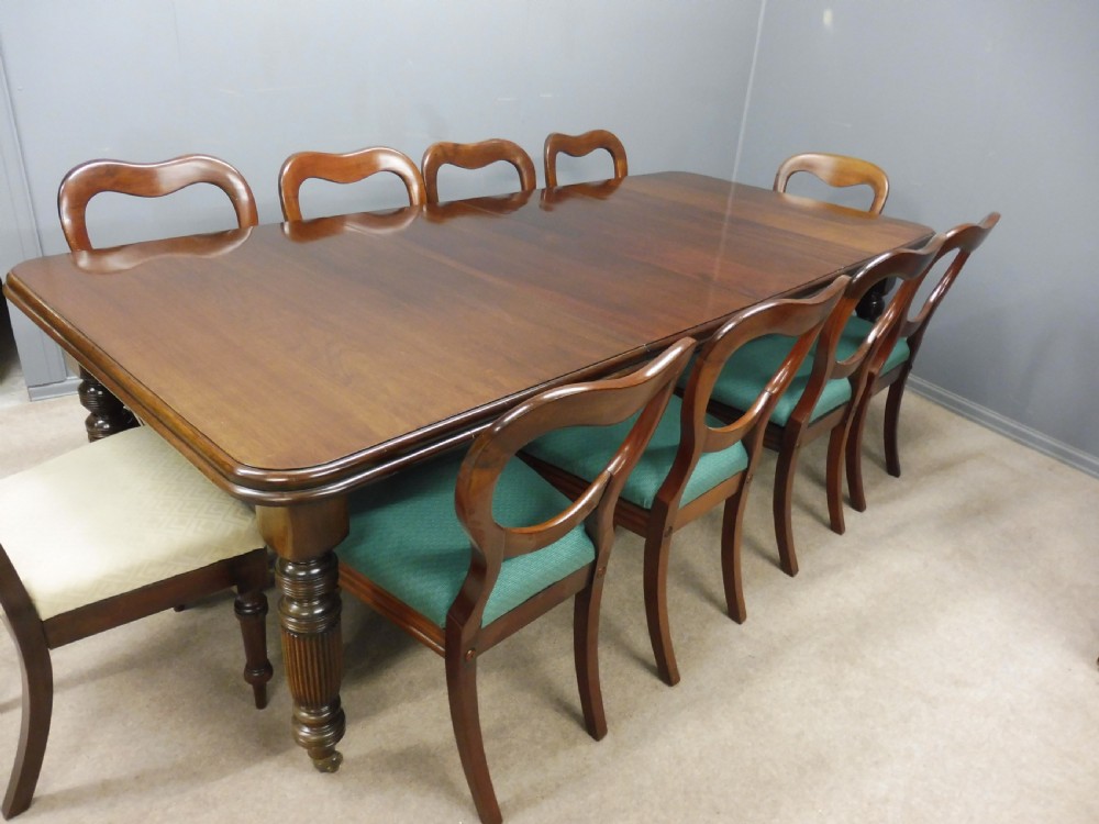 VICTORIAN MAHOGANY EXTENDING DINING TABLE CIRCA 1880 View II