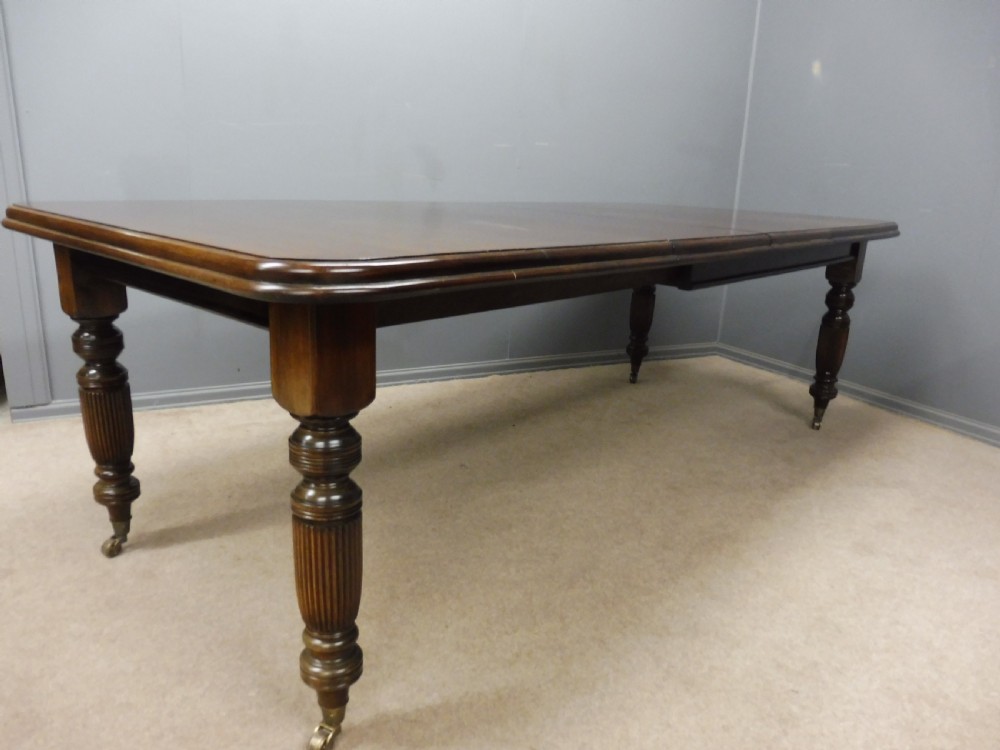 VICTORIAN MAHOGANY EXTENDING DINING TABLE CIRCA 1880 View III