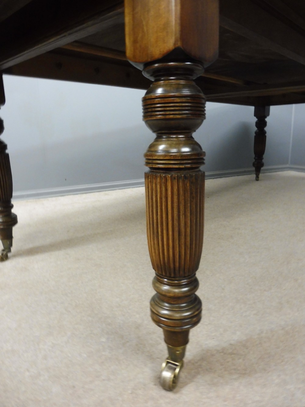 VICTORIAN MAHOGANY EXTENDING DINING TABLE CIRCA 1880 View V