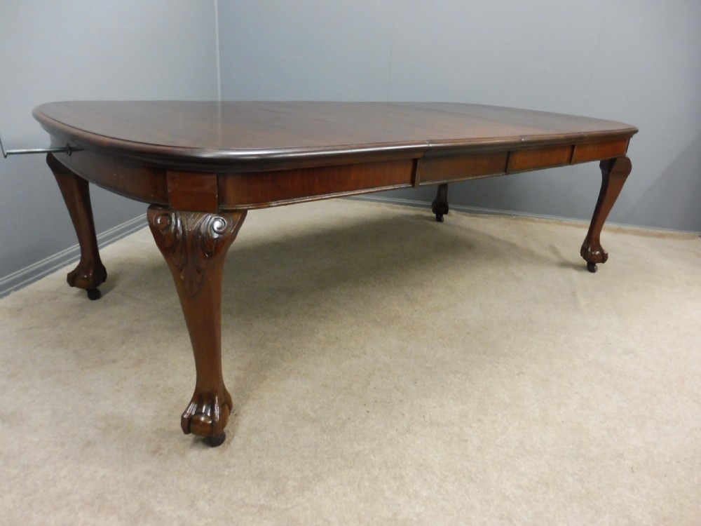 LARGE MAHOGANY EXTENDING WIND OUT DINING TABLE CIRCA 1890-1900 View II