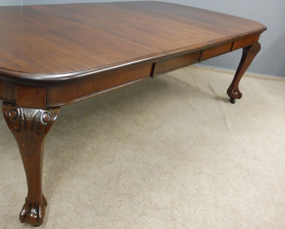 LARGE MAHOGANY EXTENDING WIND OUT DINING TABLE CIRCA 1890-1900 View III