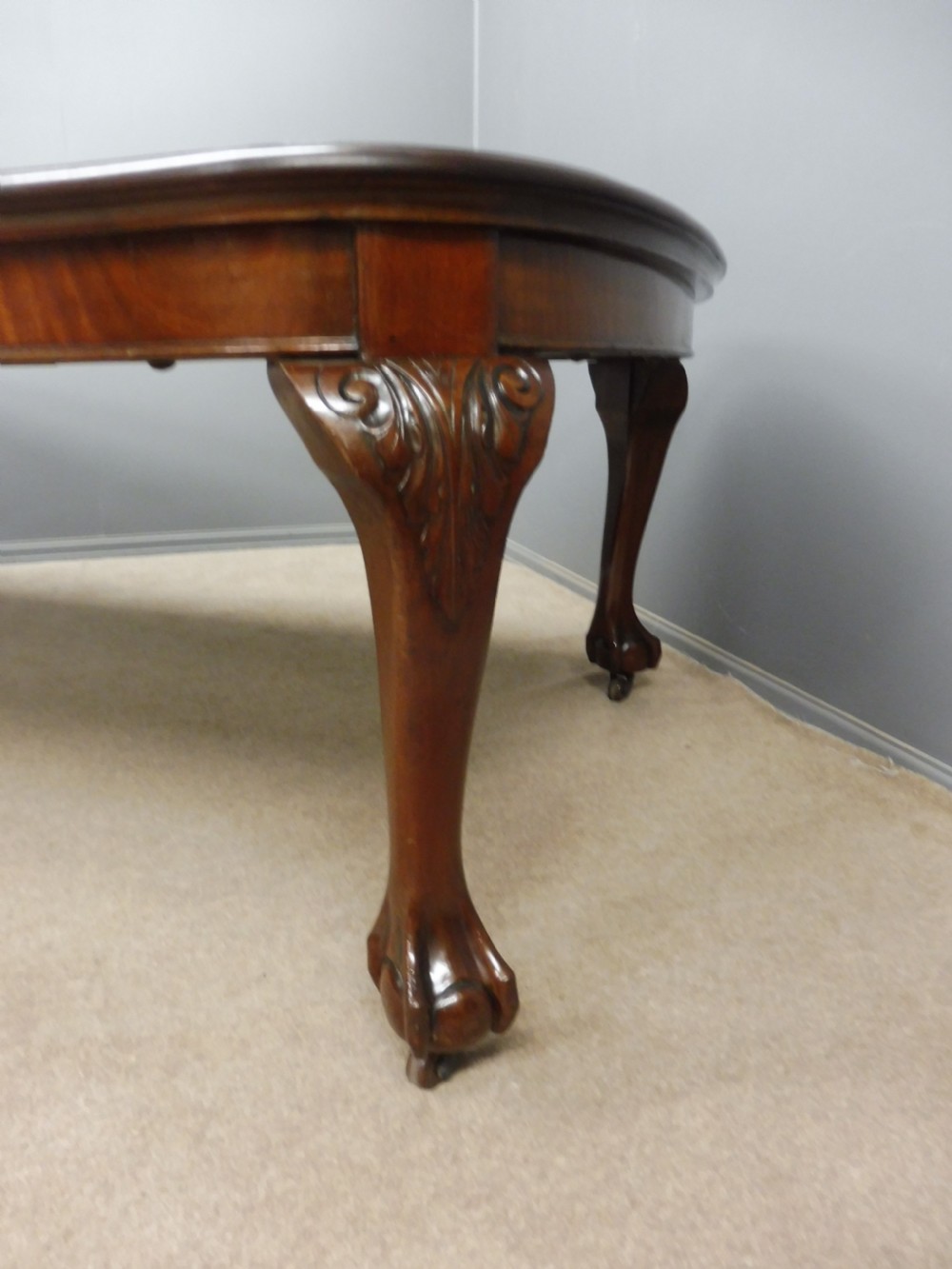LARGE MAHOGANY EXTENDING WIND OUT DINING TABLE CIRCA 1890-1900 View VI