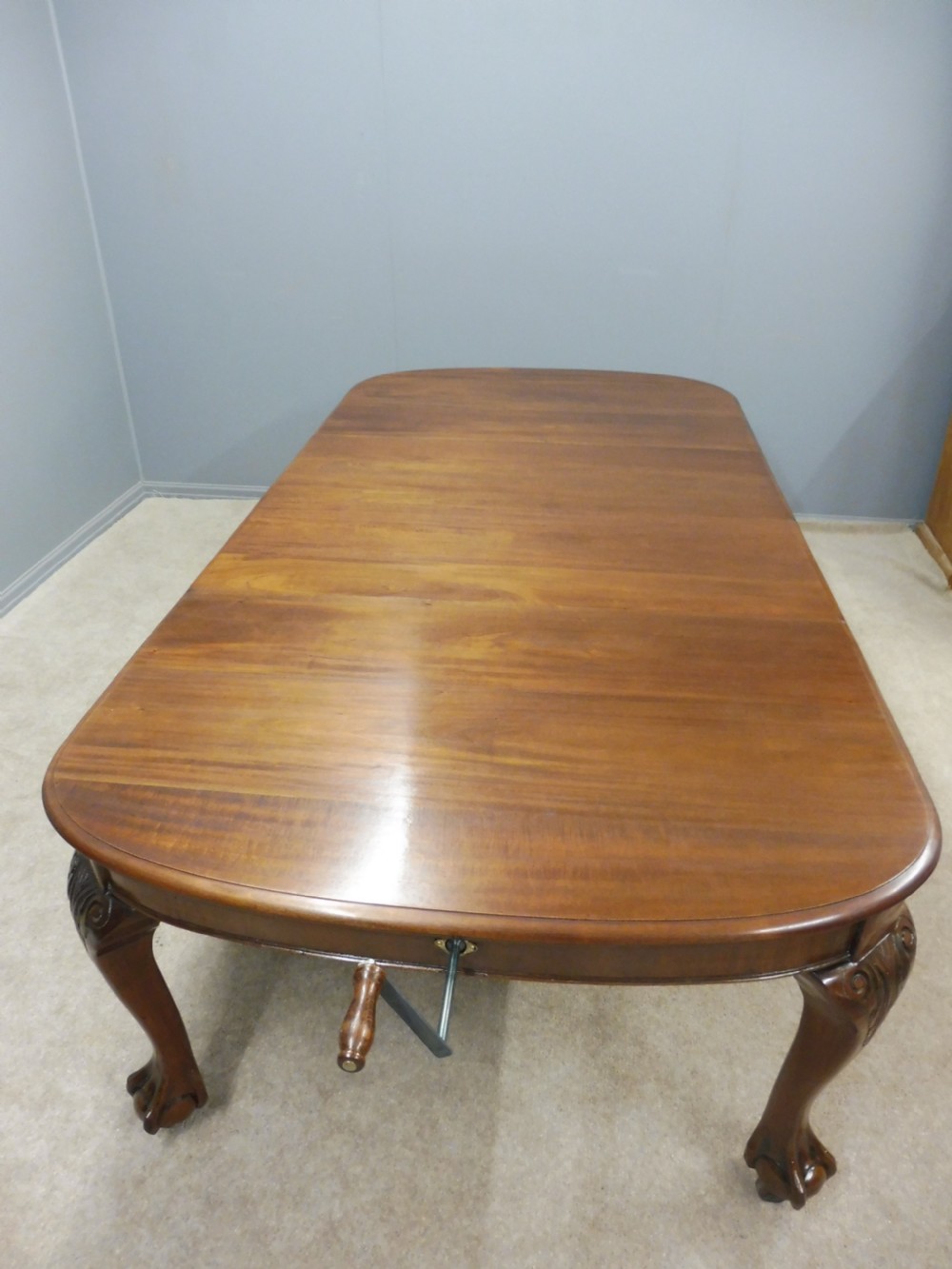 LARGE MAHOGANY EXTENDING WIND OUT DINING TABLE CIRCA 1890-1900 View VIII
