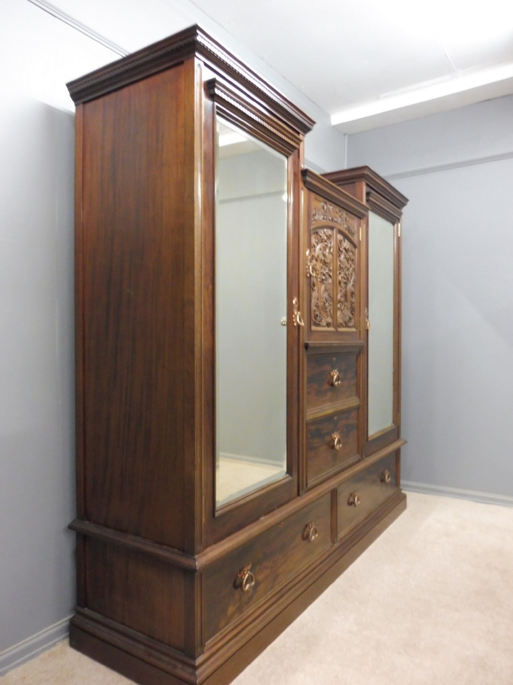 SUPERB QUALITY VICTORIAN MAHOGANY WARDROBE View II