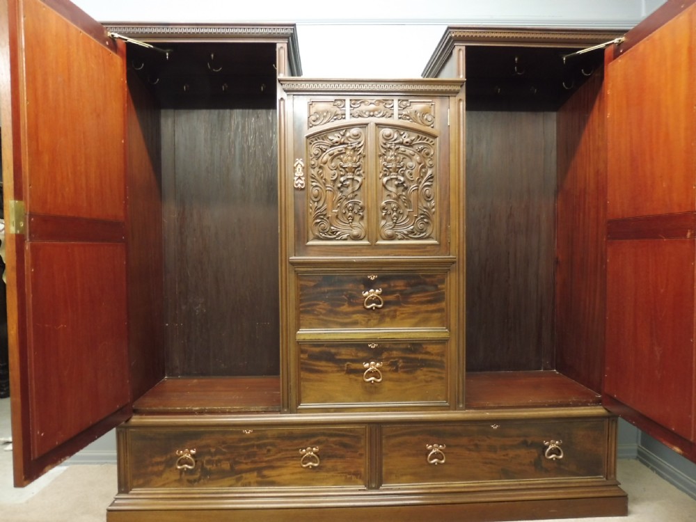 SUPERB QUALITY VICTORIAN MAHOGANY WARDROBE View III