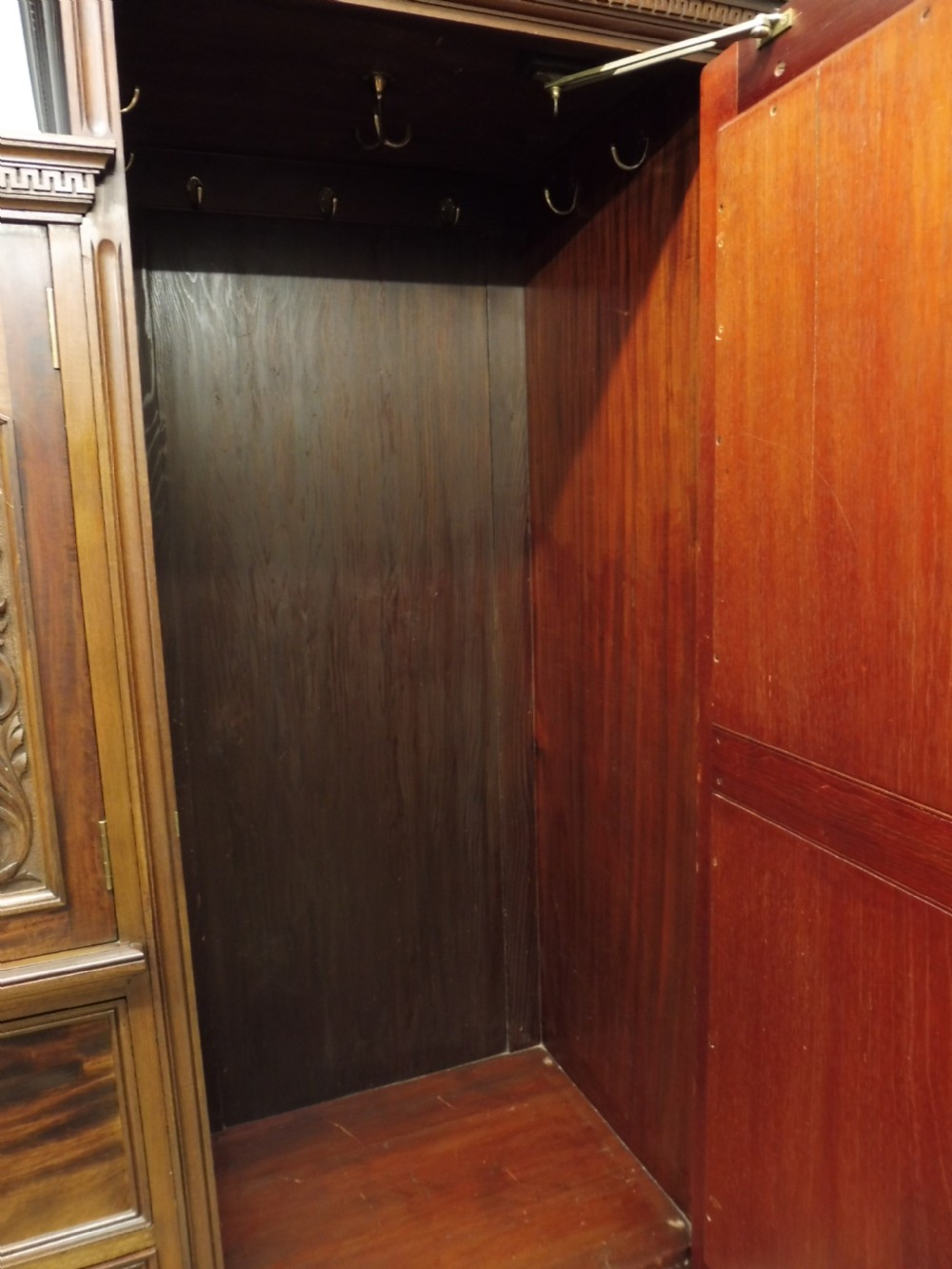 SUPERB QUALITY VICTORIAN MAHOGANY WARDROBE View V