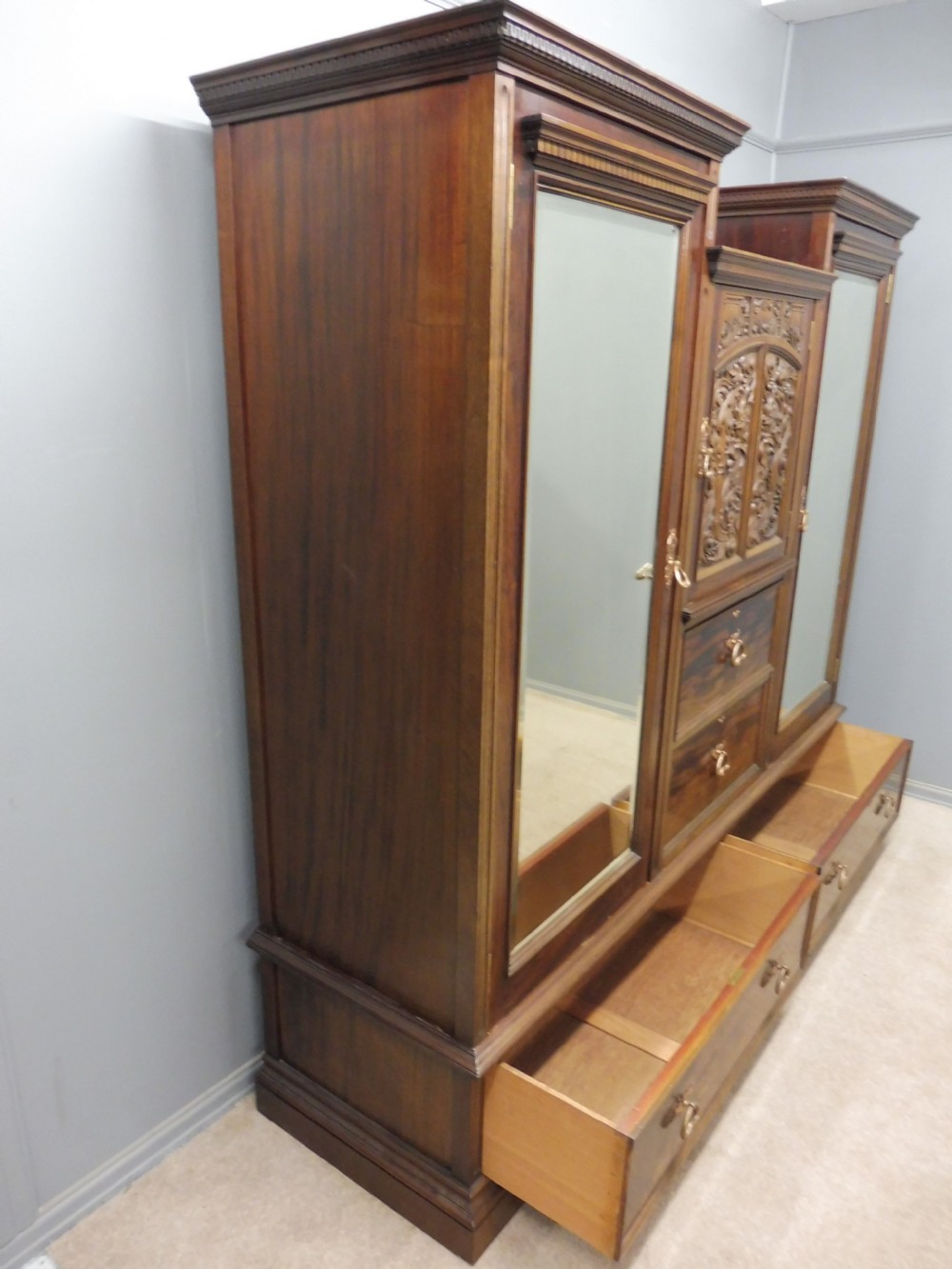 SUPERB QUALITY VICTORIAN MAHOGANY WARDROBE View X