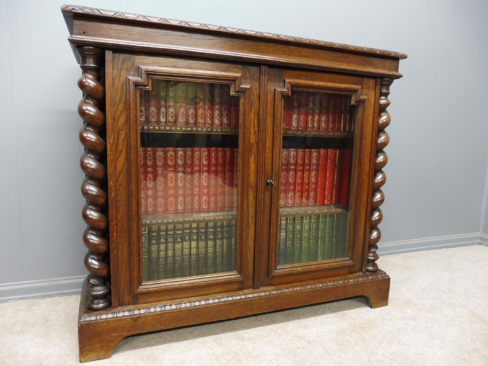 VICTORIAN DWARF OAK BOOKCASE CIRCA 1880 View II