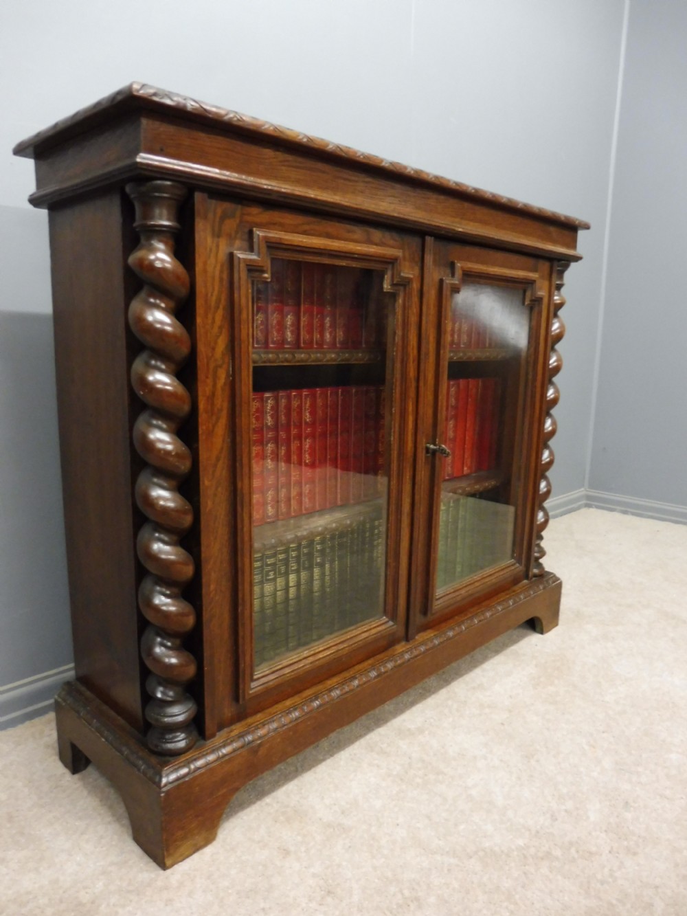 VICTORIAN DWARF OAK BOOKCASE CIRCA 1880 View III