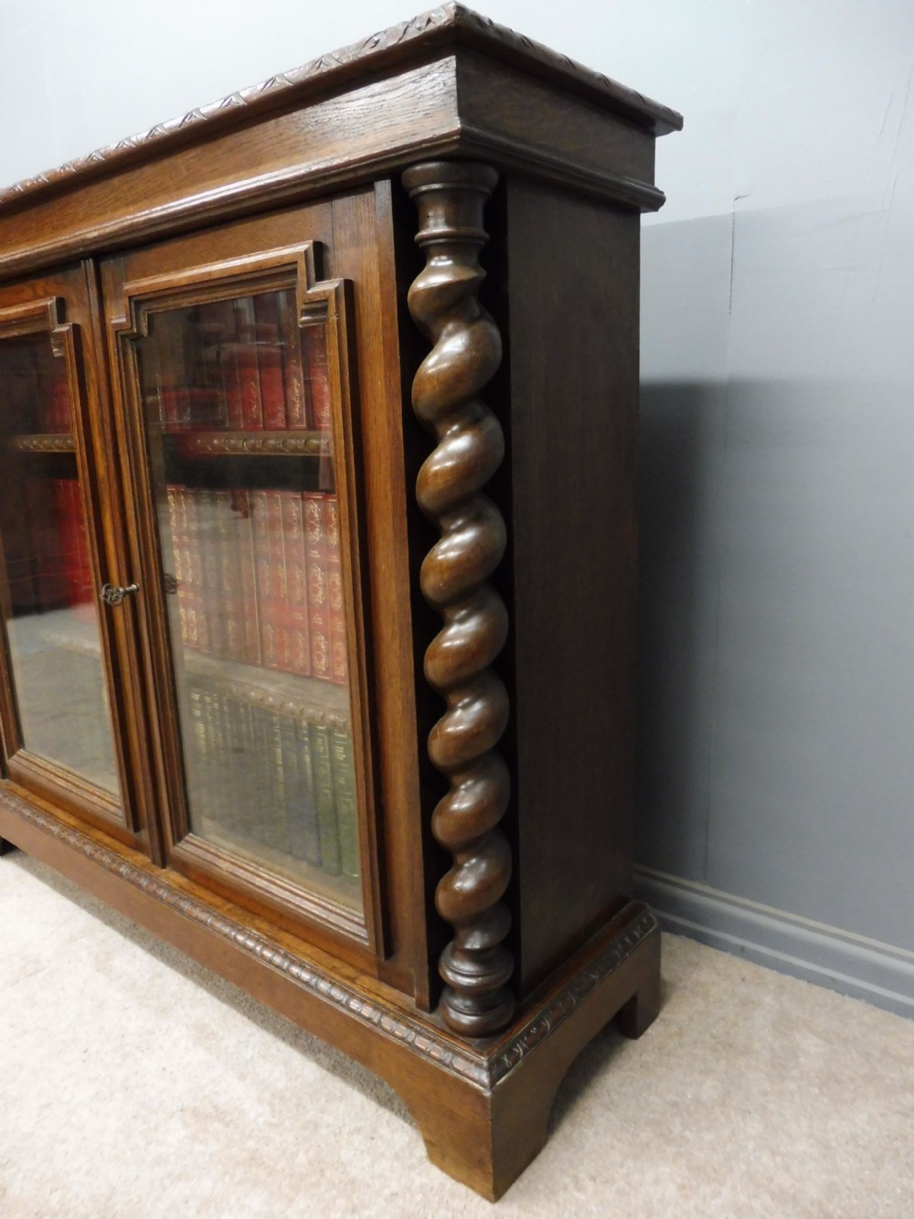 VICTORIAN DWARF OAK BOOKCASE CIRCA 1880 View IV