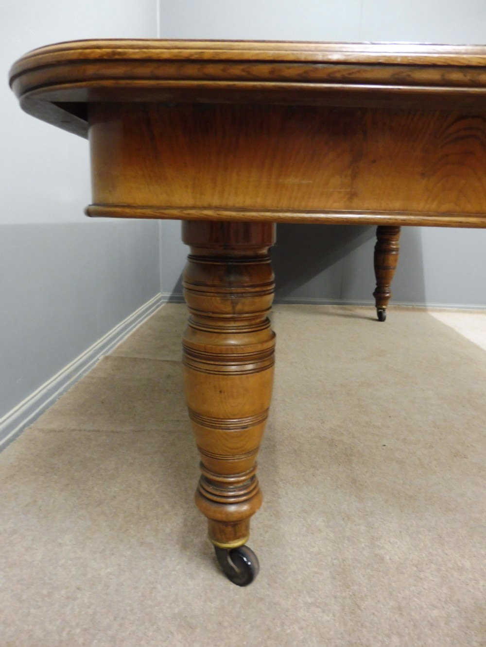 GOLDEN OAK VICTORIAN EXTENDING DINING TABLE SEATS UP TO 10 View V