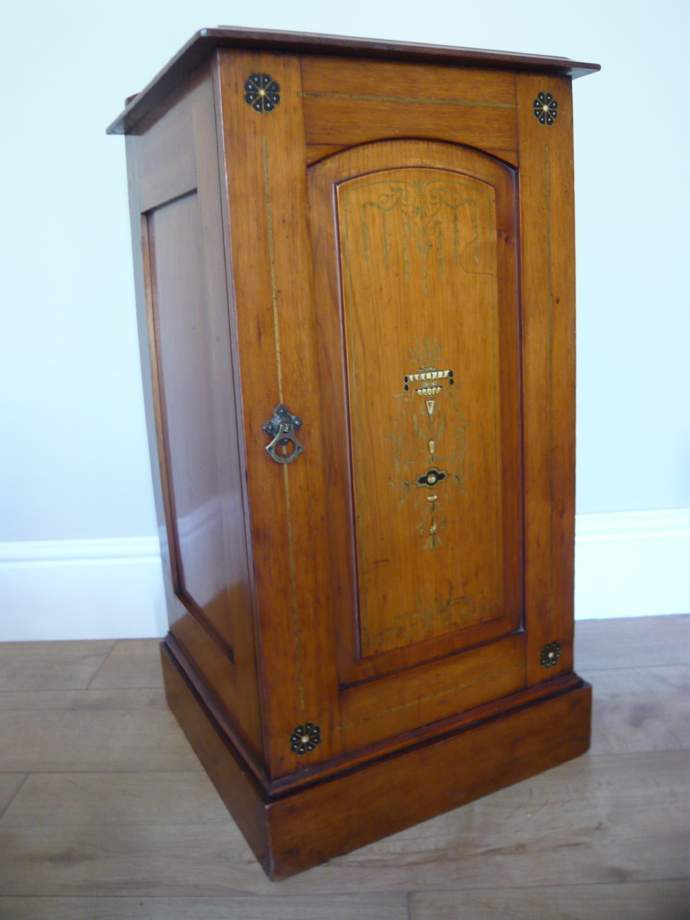 LATE 19th CENTURY WALNUT BEDSIDE CABINET c1900 View III