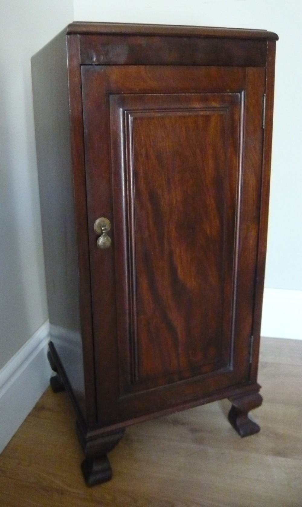 EDWARDIAN MAHOGANY BEDSIDE CABINET c 1910