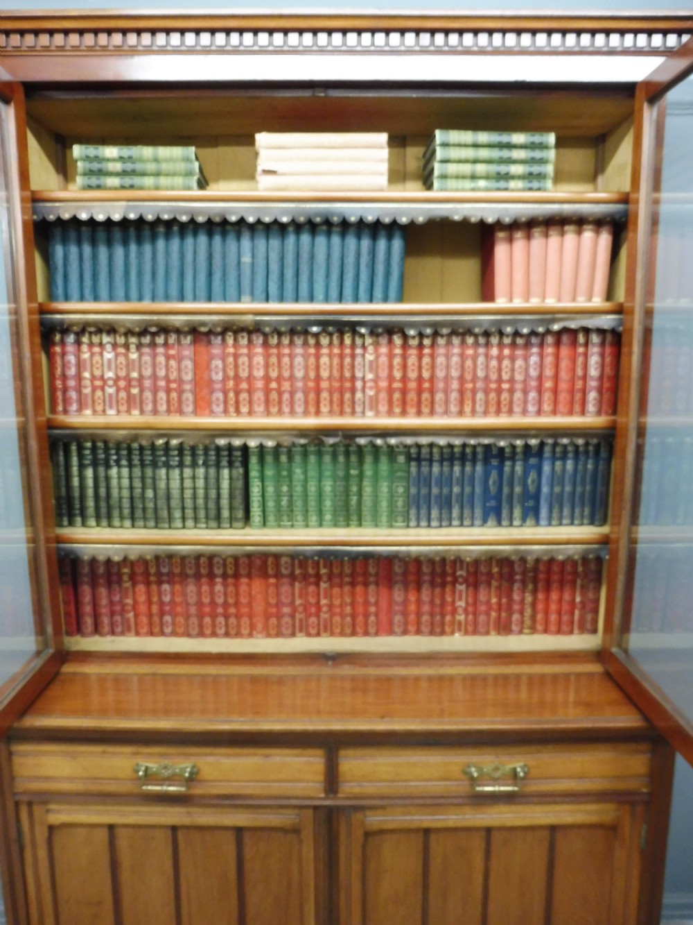VICTORIAN WALNUT CABINET BOOKCASE CIRCA 1890 View VII
