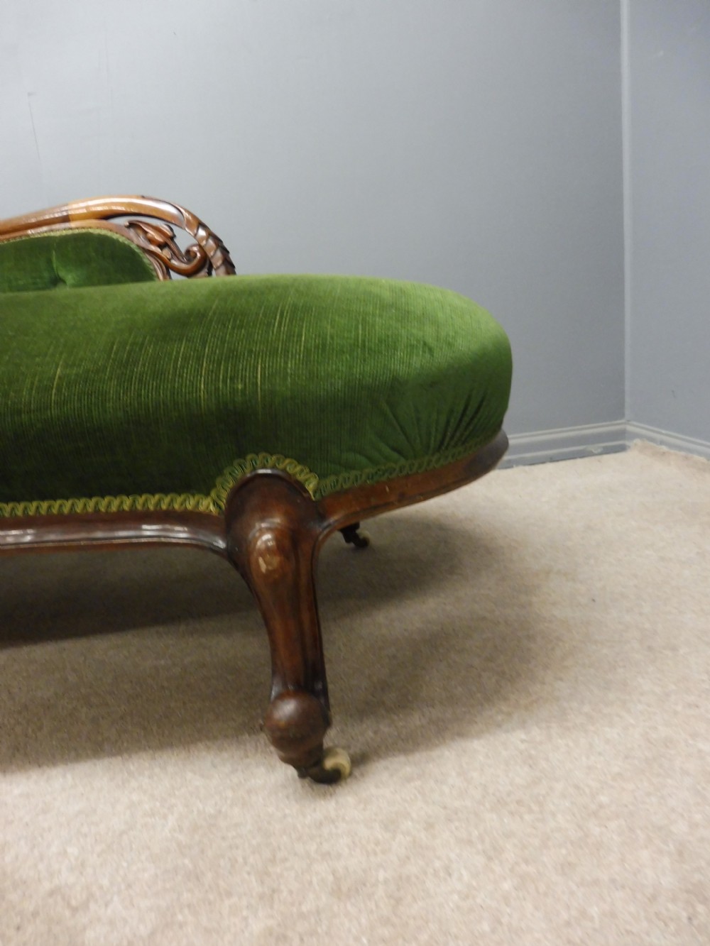 VICTORIAN WALNUT CHAISE LONGUE  View III