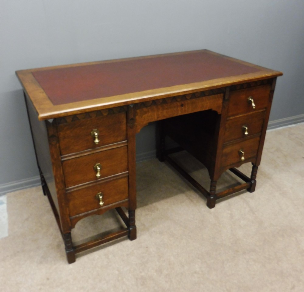 OAK ARTS AND CRAFTS STYLE DESK CIRCA 1910