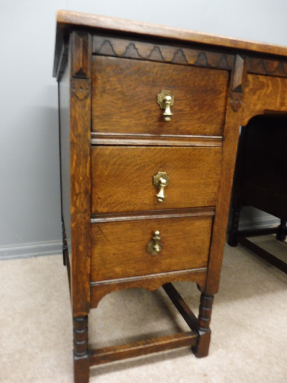 OAK ARTS AND CRAFTS STYLE DESK CIRCA 1910 View VI